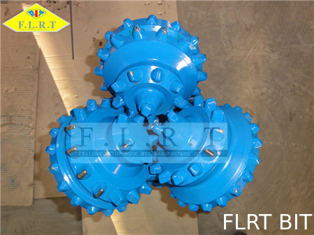 Harga yang bagus 13 5/8 Inch Tricone Roller Bit Perlindungan Gauge Bertulang ISO 9001 Disetujui on line