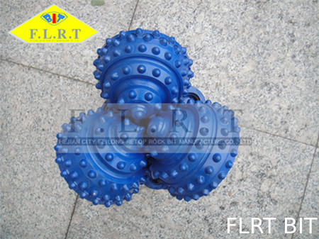 Harga yang bagus Conical Insert Tricone Rock Bit IADC 635 Warna Biru Dengan Sealed Roller Bearing on line